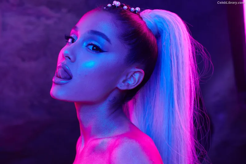 Ariana Grande photo 7 of 3118
