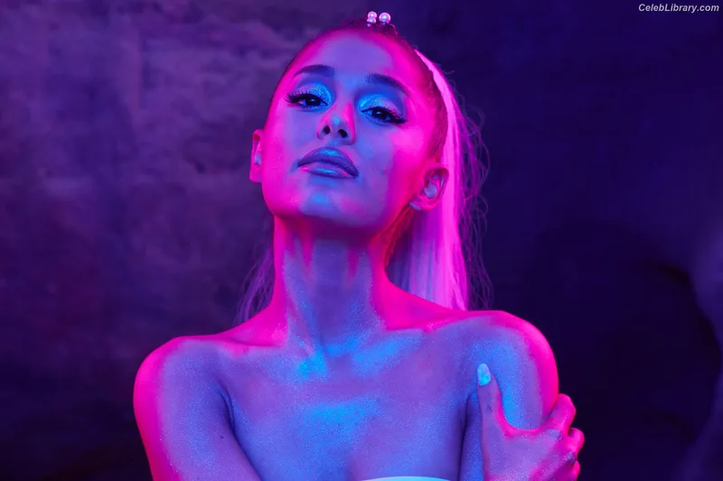 Ariana Grande photo 17 of 3118