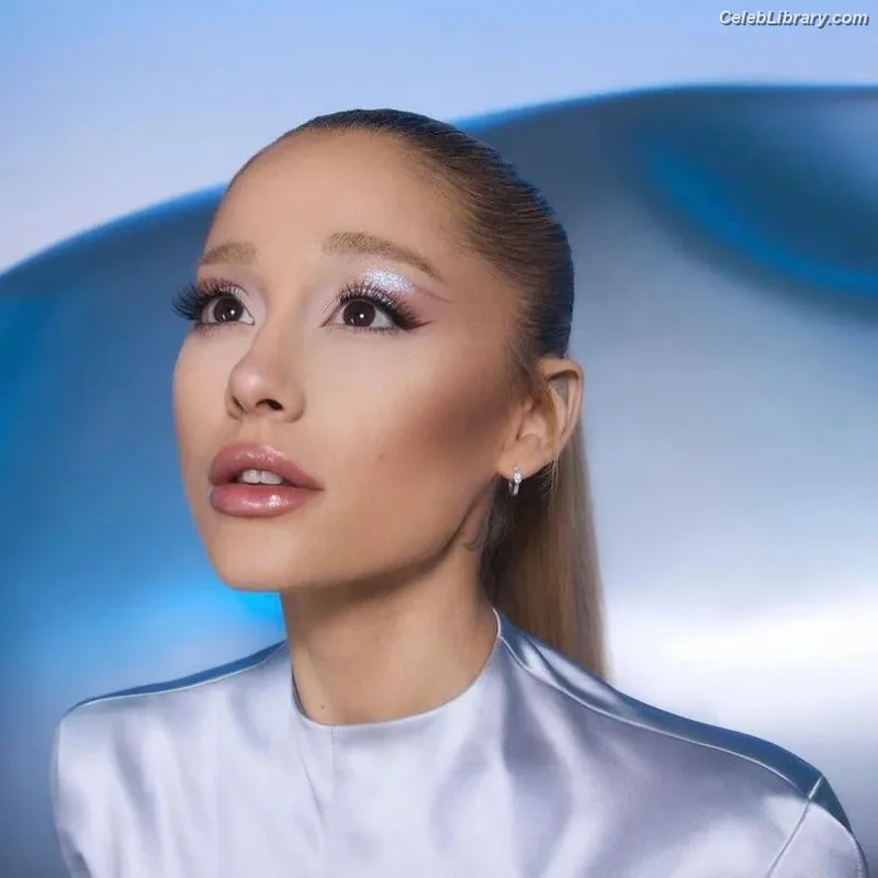 Ariana Grande photo 18 of 3118