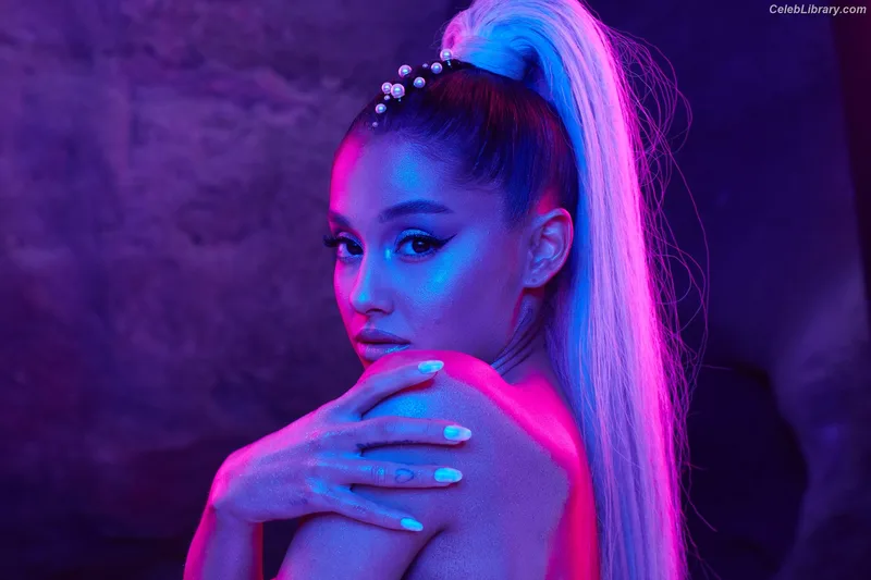 Ariana Grande photo 19 of 3118