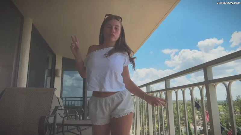 Ariana White photo 19 of 946