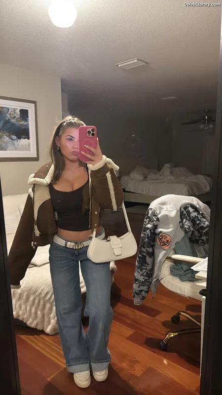 Ariana White photo 6 of 946