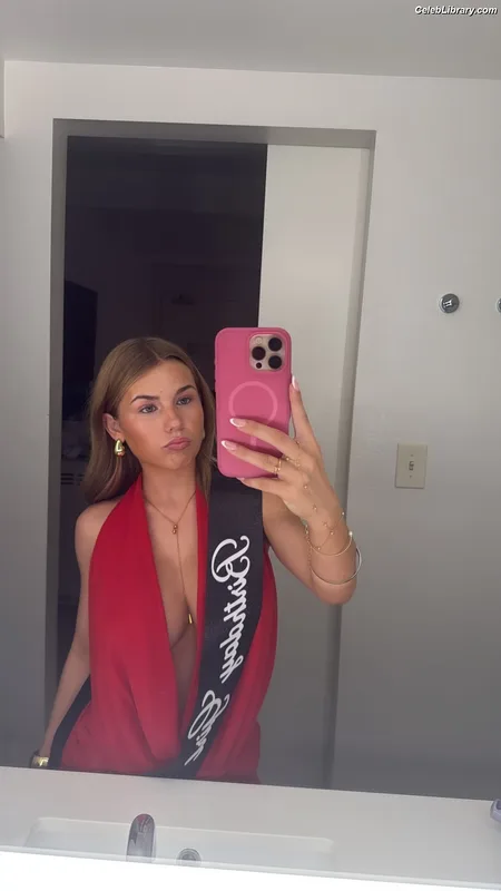 Ariana White photo 7 of 946