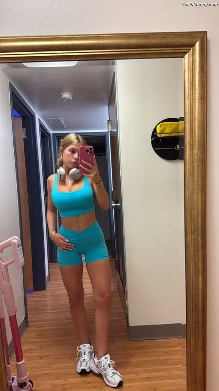 Ariana White photo 19 of 946