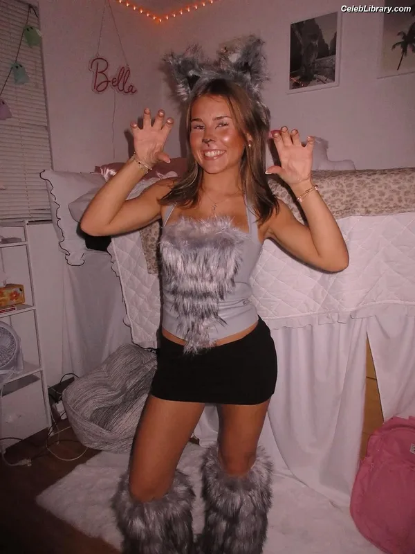 Ariana White photo 9 of 946