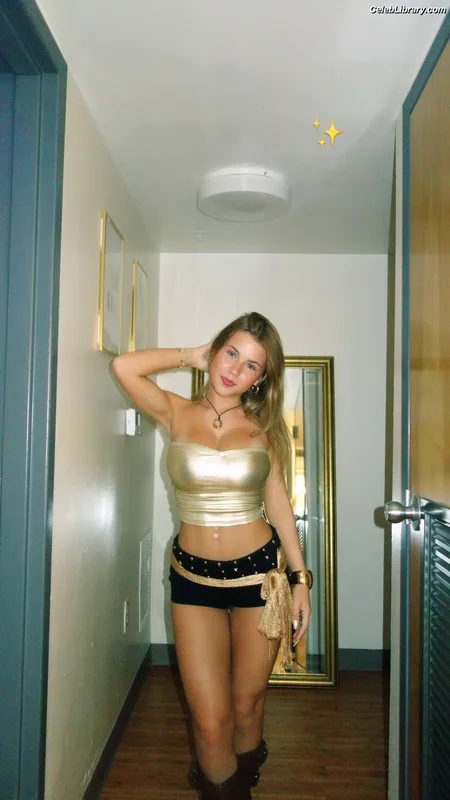 Ariana White photo 11 of 946
