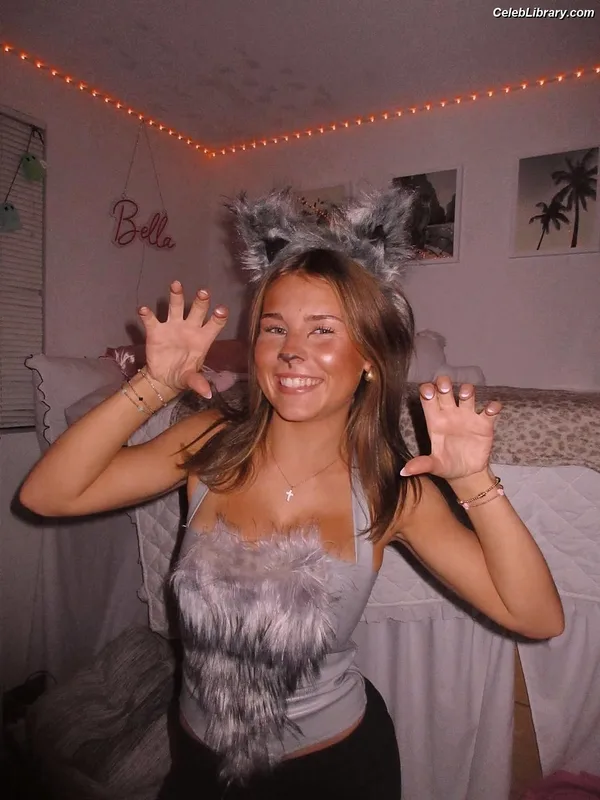 Ariana White photo 18 of 946