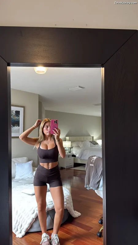 Ariana White photo 12 of 946
