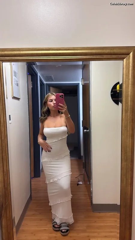 Ariana White photo 16 of 946