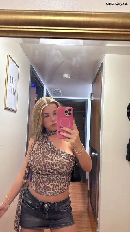 Ariana White photo 3 of 946