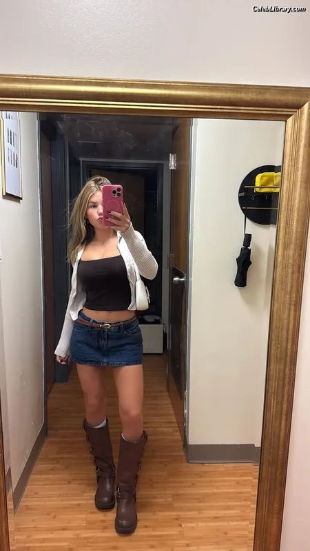 Ariana White photo 16 of 946