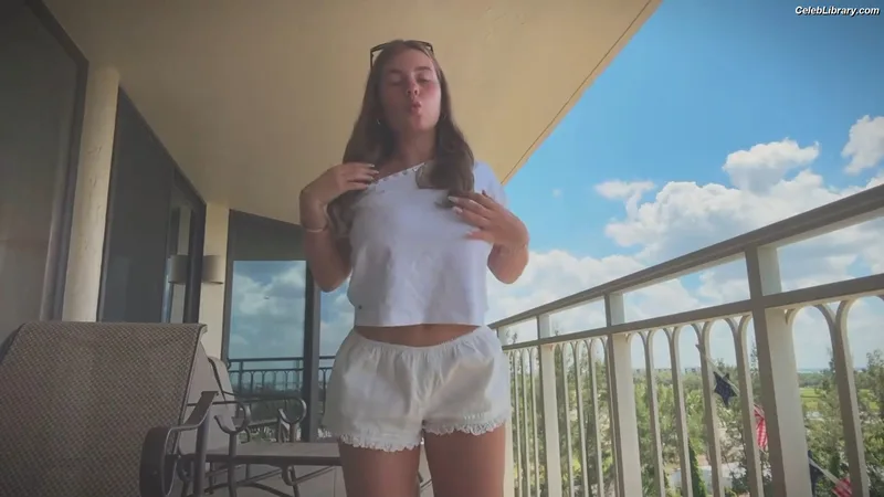 Ariana White photo 2 of 946