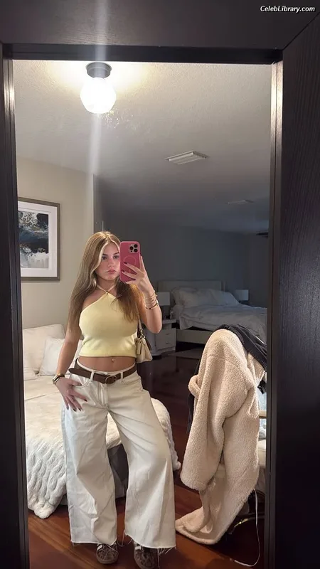 Ariana White photo 4 of 946