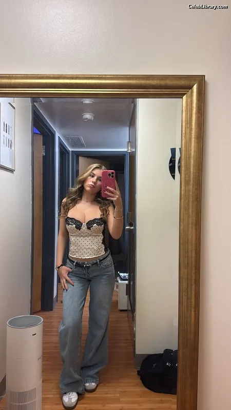 Ariana White photo 10 of 946