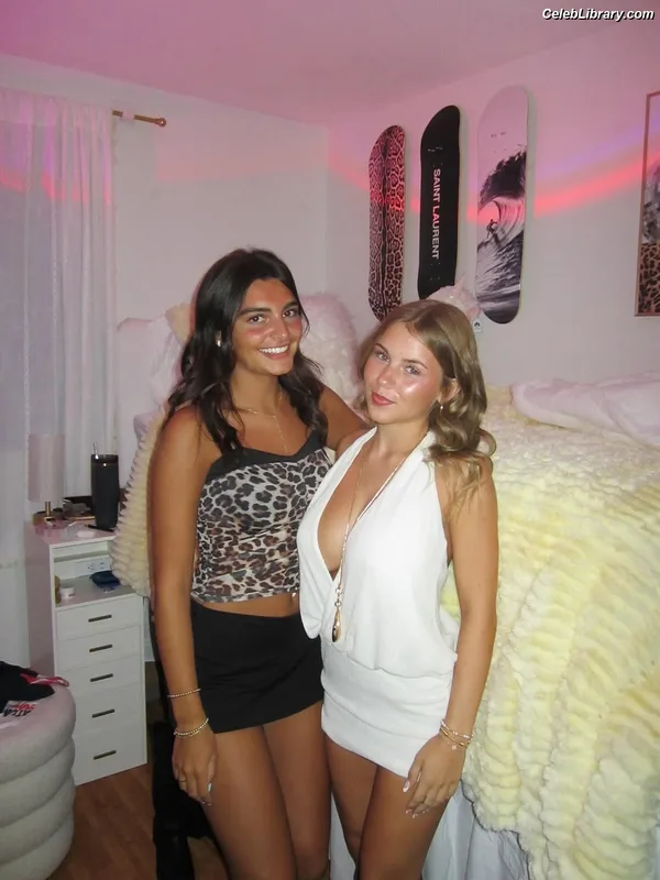Ariana White photo 16 of 946