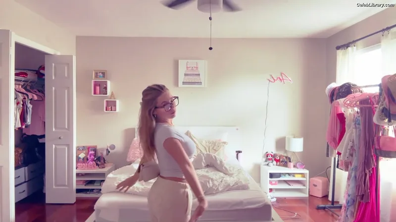Ariana White photo 14 of 946