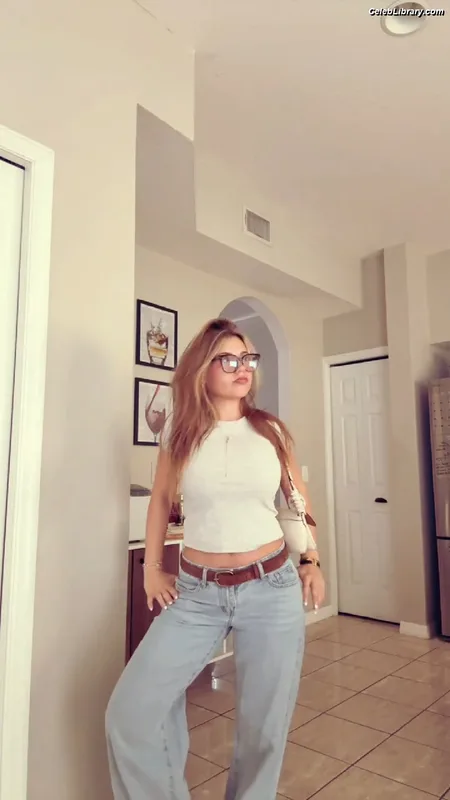 Ariana White photo 1 of 946