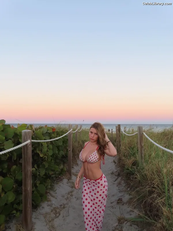 Ariana White photo 2 of 946