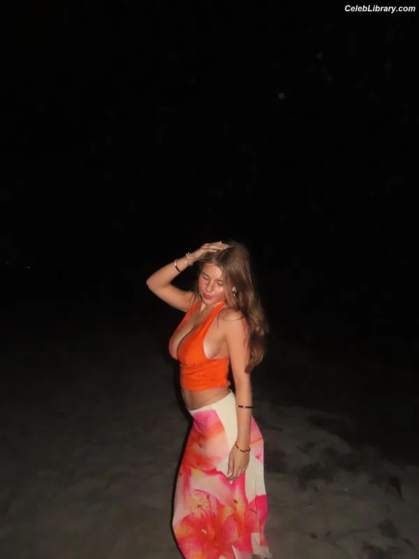 Ariana White photo 22 of 946