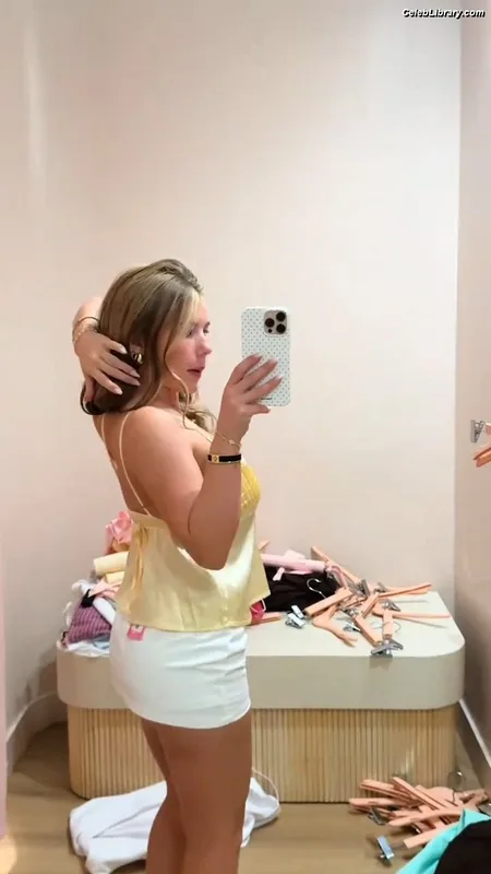 Ariana White photo 17 of 946