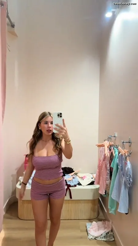 Ariana White photo 18 of 946