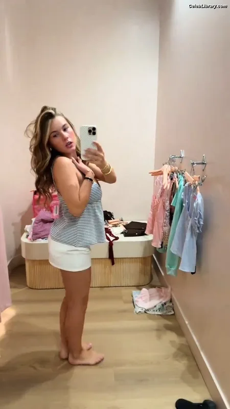 Ariana White photo 10 of 946