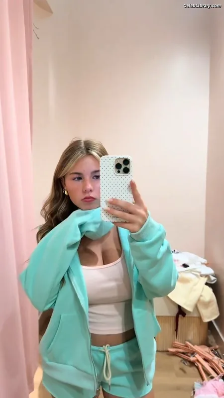 Ariana White photo 12 of 946