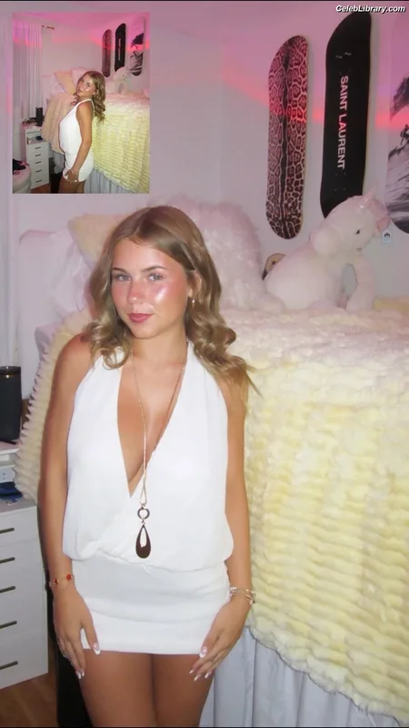 Ariana White photo 12 of 946