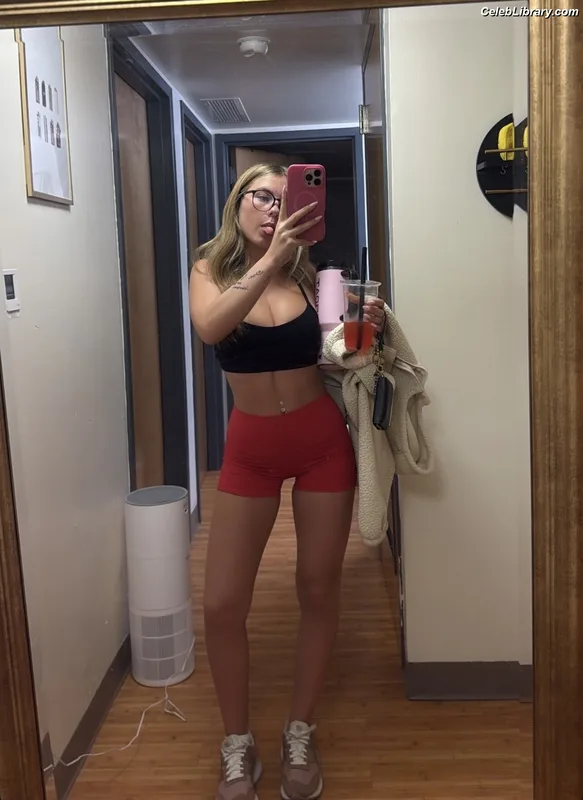 Ariana White photo 12 of 946