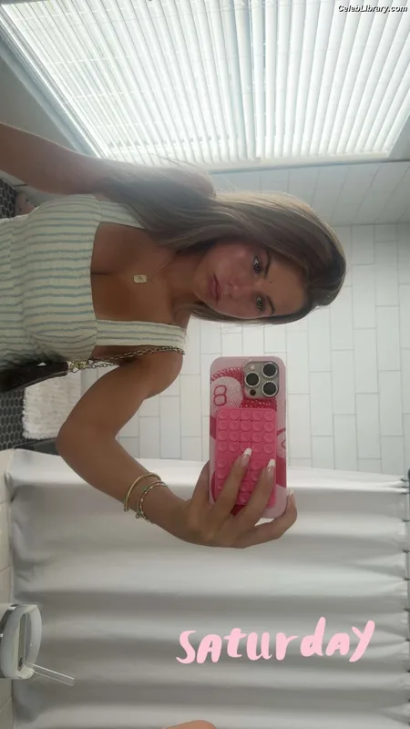 Ariana White photo 15 of 946