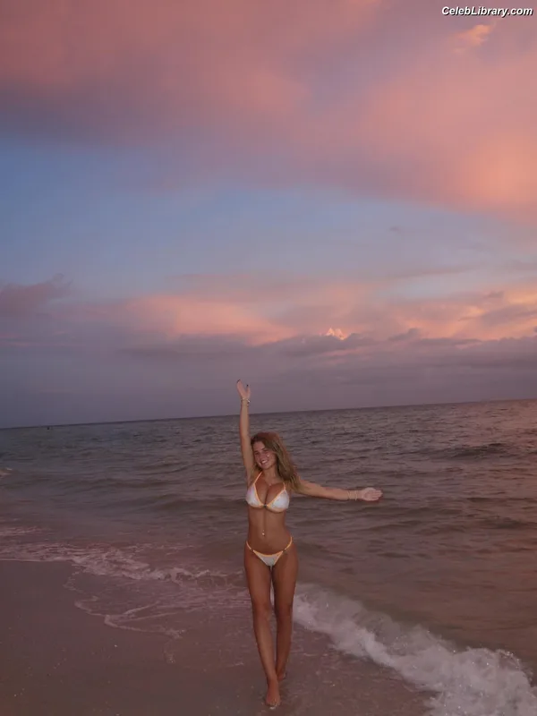 Ariana White photo 20 of 946