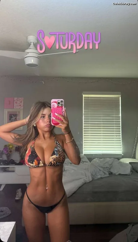 Ariana White photo 24 of 946