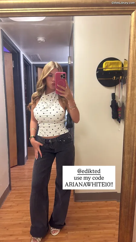 Ariana White photo 20 of 946