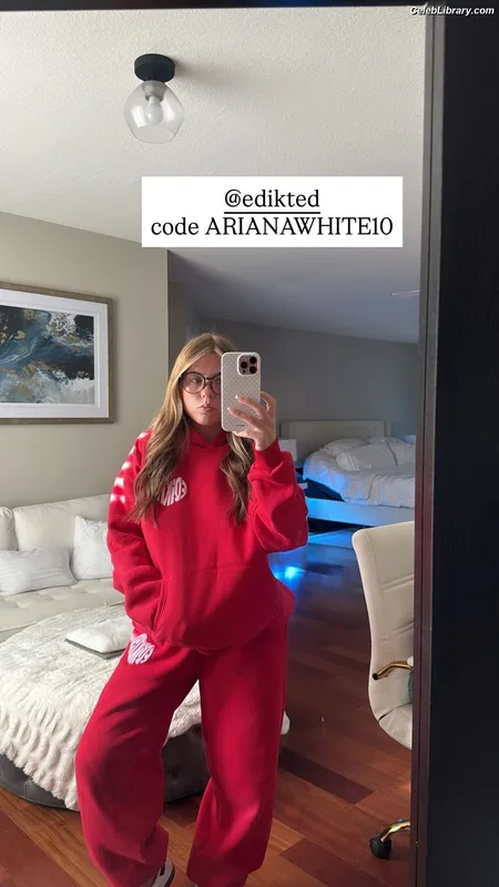 Ariana White photo 22 of 946