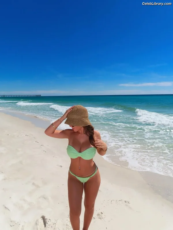 Ariana White photo 8 of 946