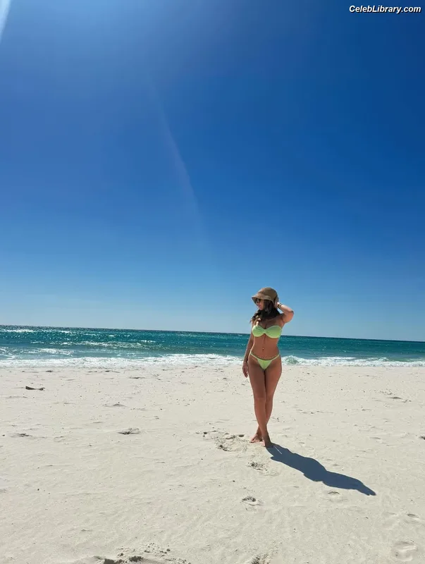 Ariana White photo 10 of 946