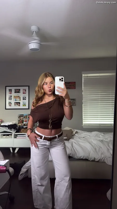 Ariana White photo 24 of 946
