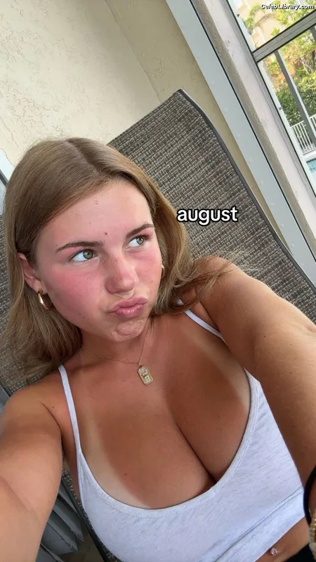 Ariana White photo 11 of 946