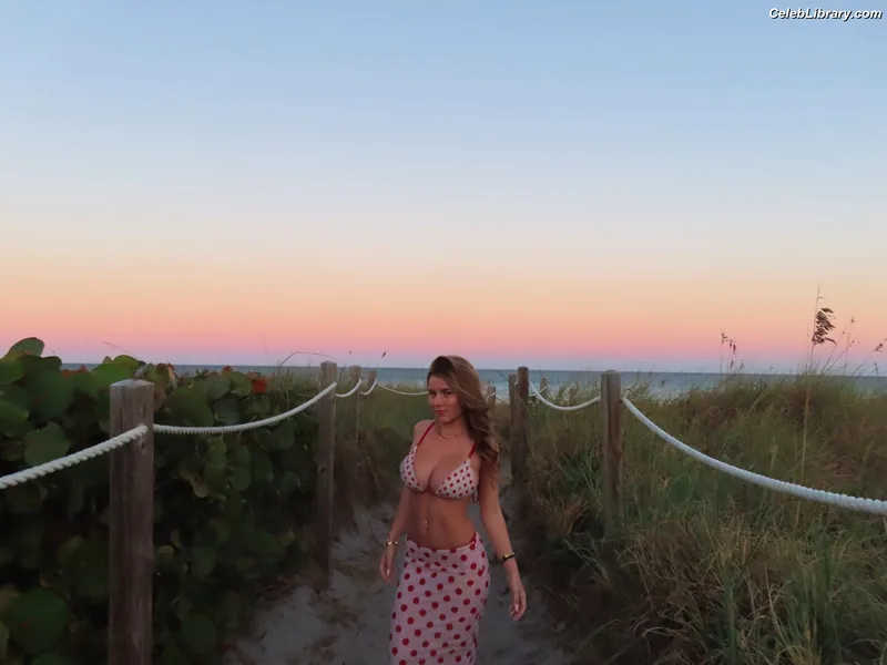 Ariana White photo 5 of 946
