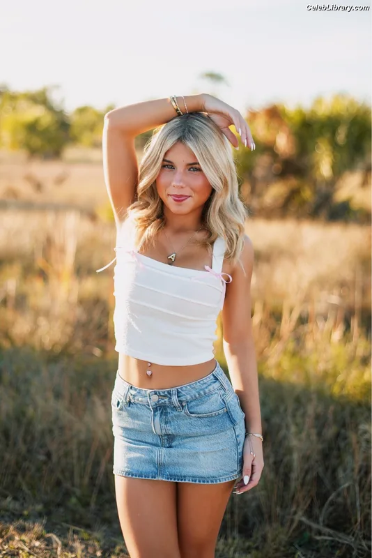 Ariana White photo 6 of 946