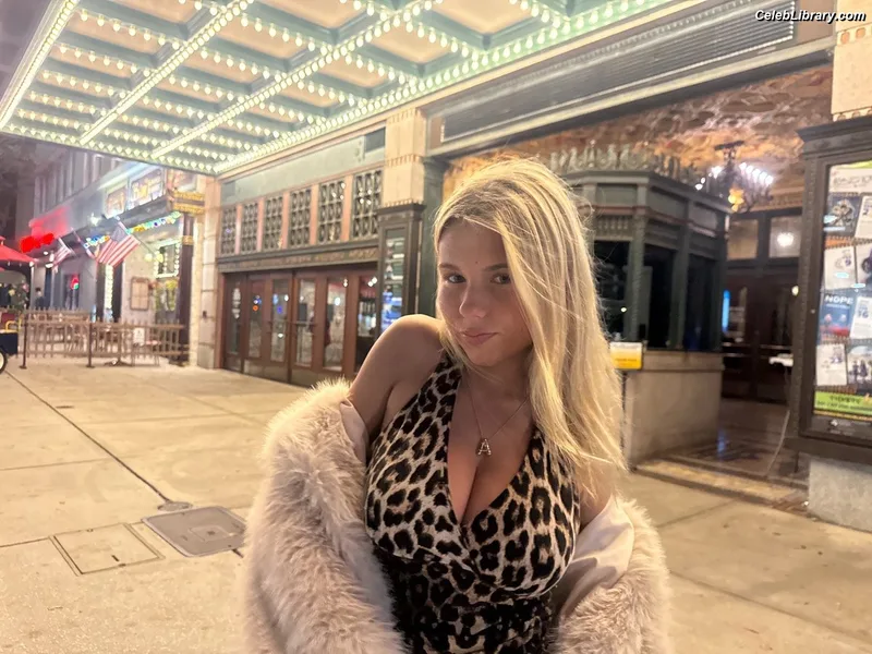 Ariana White photo 7 of 946