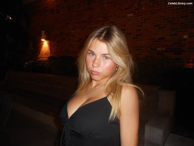 Ariana White photo 8 of 946