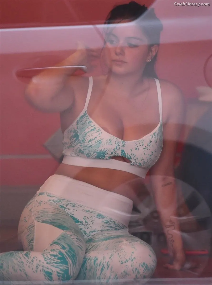 Ariel Winter photo 16 of 993
