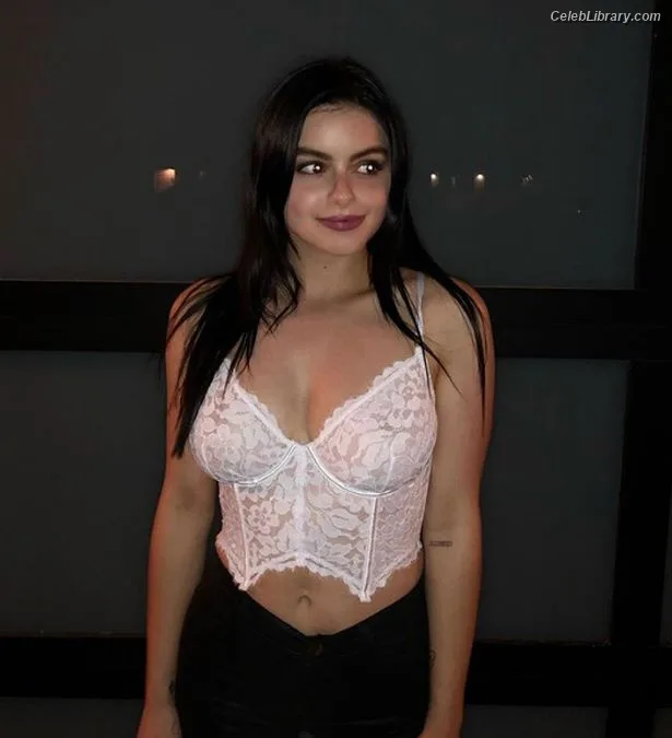 Ariel Winter photo 2 of 994