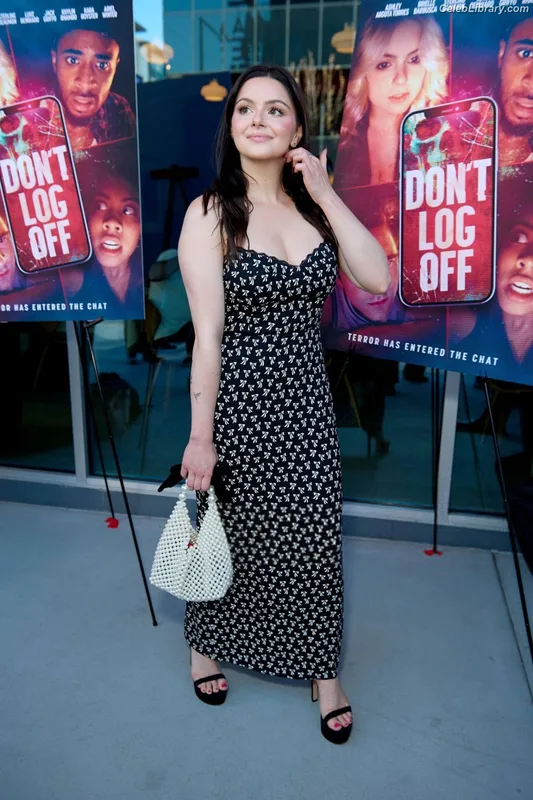 Ariel Winter photo 2 of 994