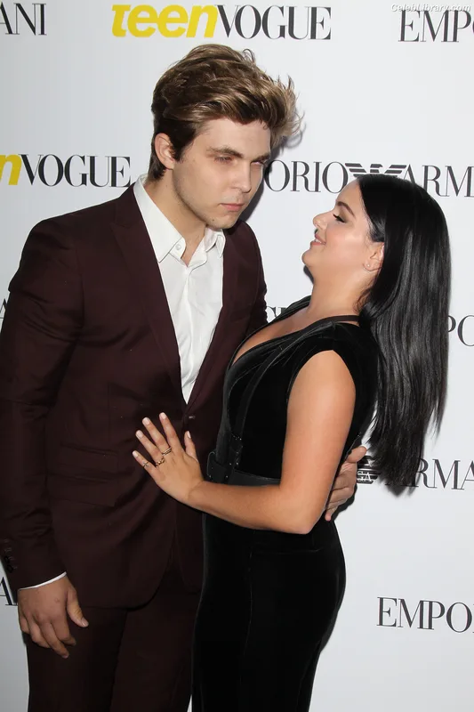 Ariel Winter photo 2 of 994
