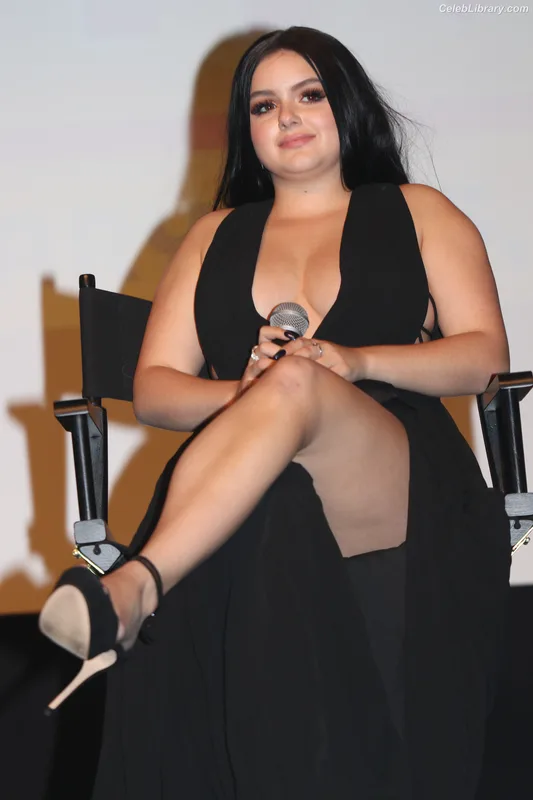 Ariel Winter photo 12 of 994