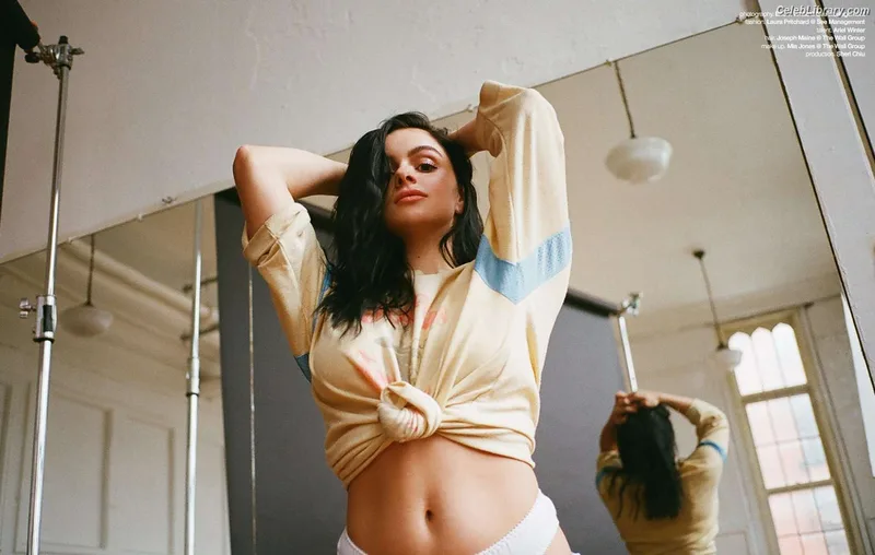 Ariel Winter photo 5 of 994