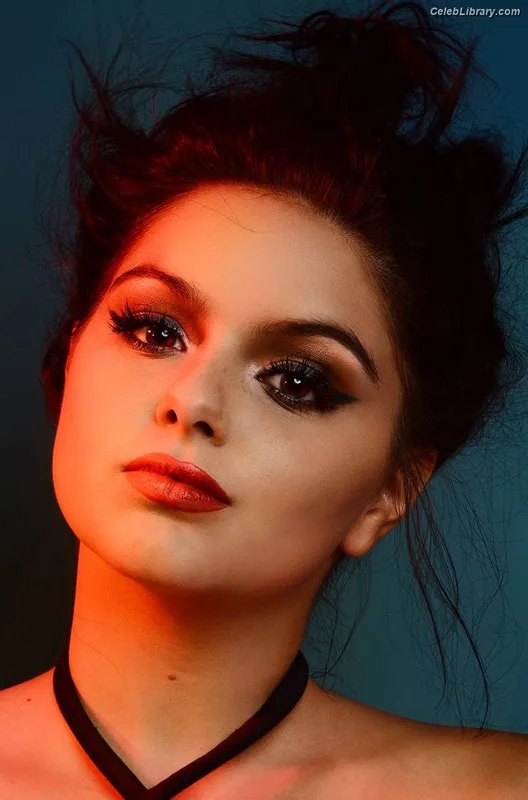 Ariel Winter photo 2 of 994
