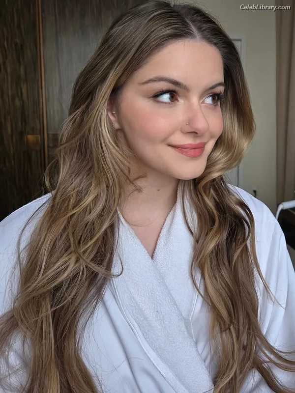 Ariel Winter photo 22 of 994